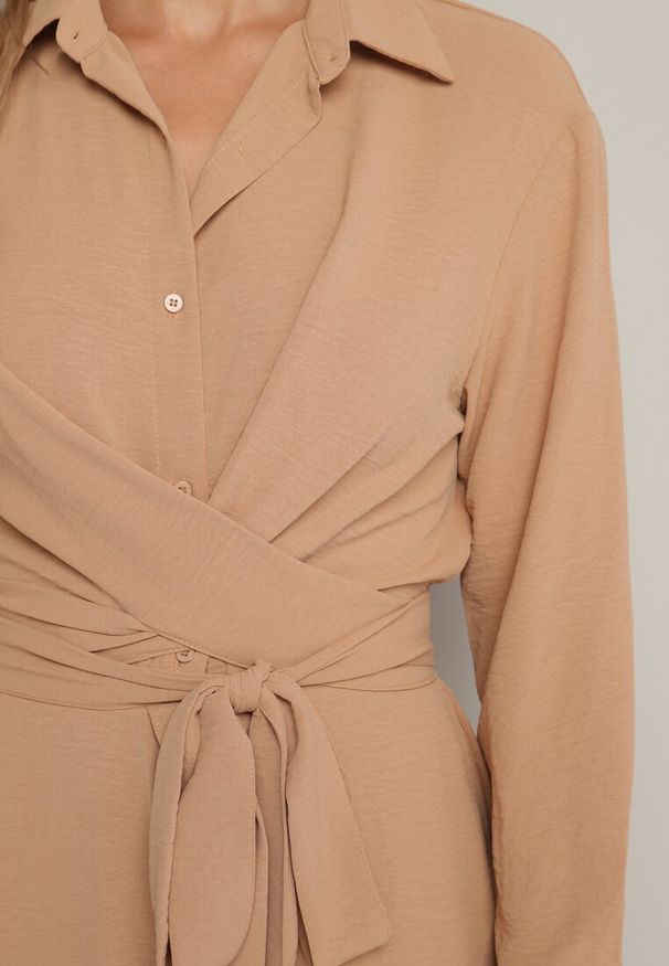 Born2be - Brązowa Koszulowa Sukienka Midi z Guzikami i Materiałowym Paskiem Tetenai. Okazja: na co dzień. Kolor: brązowy. Materiał: materiał. Typ sukienki: koszulowe. Styl: casual. Długość: midi