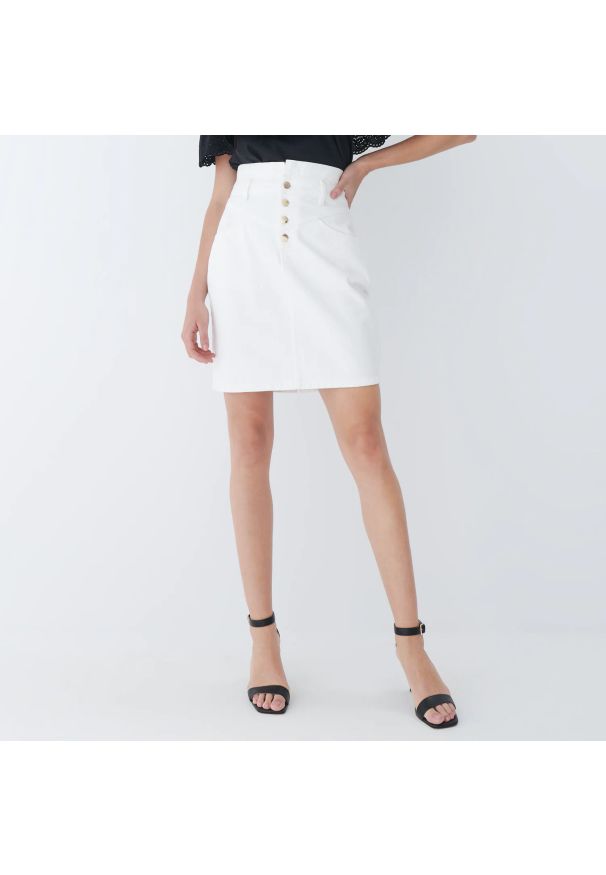 Mohito - Jeansowa spódnica z guzikami - Biały. Kolor: biały. Materiał: jeans