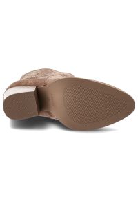 Brązowe Botki S.Barski Stylowe Obuwie Damskie. Okazja: na co dzień. Zapięcie: zamek. Kolor: brązowy. Szerokość cholewki: normalna. Wzór: ażurowy, aplikacja, kwiaty. Materiał: materiał. Obcas: na obcasie. Styl: elegancki. Wysokość obcasa: średni #2