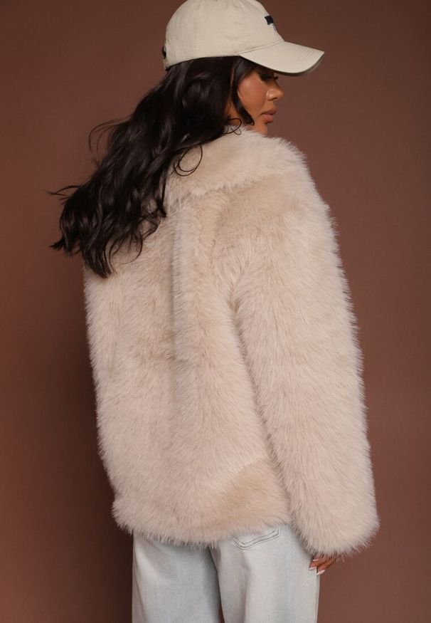 Renee - Beżowa Futerkowa Kurtka o Krótszym Kroju z Kieszeniami i Zapięciem na Haftkę Tililda. Okazja: na co dzień. Kolor: beżowy. Materiał: futro, jeans. Długość: krótkie. Styl: casual