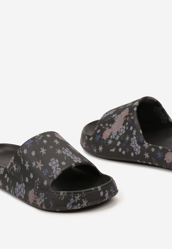 Born2be - Czarne Klapki Piankowe z Ozdobnym Nadrukiem Natrika. Okazja: na plażę, na spacer. Kolor: czarny. Materiał: jeans. Wzór: nadruk. Sezon: lato. Obcas: na obcasie. Wysokość obcasa: niski