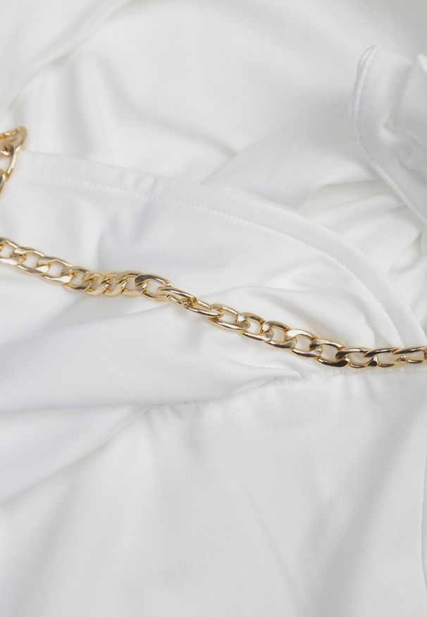 Born2be - Biała Asymetryczna Sukienka Maxi na Jedno Ramię z Łańcuszkiem Przy Ramieniu Kesilli. Kolor: biały. Materiał: wiskoza. Sezon: lato. Typ sukienki: asymetryczne. Styl: elegancki. Długość: maxi