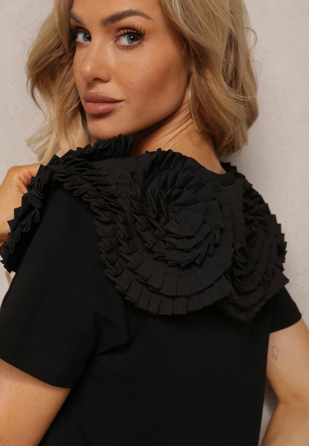 Renee - Czarny T-shirt z Bawełny Wykończony Ozdobnymi Elementami Kililena. Okazja: do pracy, na co dzień, na spotkanie biznesowe. Kolor: czarny. Materiał: bawełna. Wzór: aplikacja. Styl: klasyczny, casual, elegancki, biznesowy