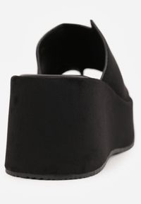 Renee - Czarne Klapki Japonki z Ozdobnym Paskiem na Palec na Koturnie Dorialena. Nosek buta: otwarty. Kolor: czarny. Materiał: skóra, zamsz. Sezon: lato. Obcas: na koturnie. Wysokość obcasa: średni #4