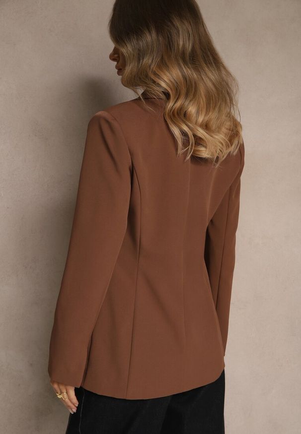 Renee - Brązowa Marynarka VICES o Taliowanym Kroju z Podkreślonymi Ramionami Arivita. Kolor: brązowy. Materiał: jeans. Styl: klasyczny, elegancki