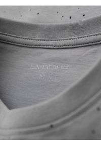 Ombre Clothing - T-shirt męski bawełniany z nadrukiem i okrągłym dekoltem – jasnoszary V8 - Rozmiar: XXL. Okazja: na co dzień. Kolor: szary. Materiał: bawełna. Długość rękawa: krótki rękaw. Długość: krótkie. Wzór: nadruk. Sezon: wiosna, lato. Styl: casual, elegancki #6