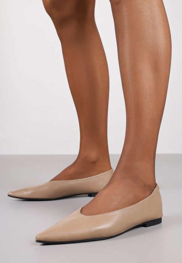 Renee - Ciemnobeżowe Balerinki Vices z Noskiem w Szpic i Skórzaną Wkładką Belviie. Okazja: na co dzień, na randkę. Kolor: beżowy. Materiał: skóra. Obcas: na płaskiej podeszwie. Styl: casual, elegancki