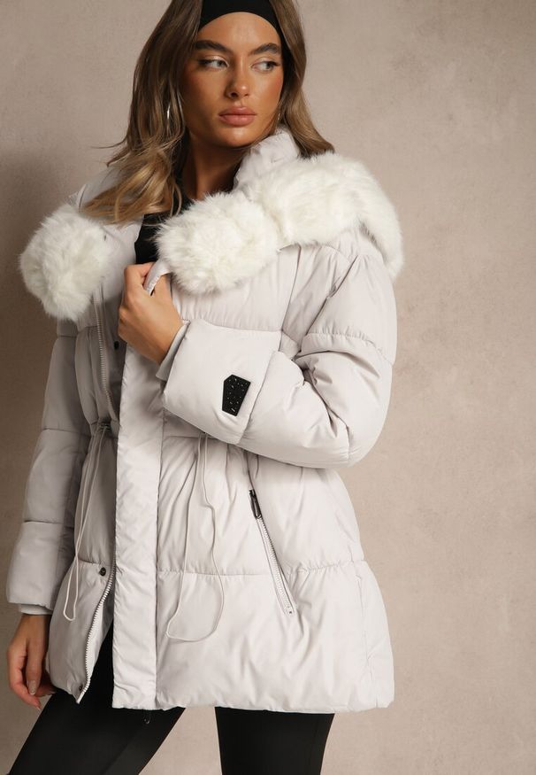 Renee - Biała Pikowana Kurtka z Szerokim Kapturem z Futrem Galiessa. Typ kołnierza: golf. Kolor: biały. Materiał: futro