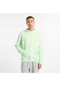 Bluza męska New Balance MT41534MEW – zielona. Typ kołnierza: kaptur. Kolor: zielony. Materiał: bawełna, prążkowany. Wzór: haft