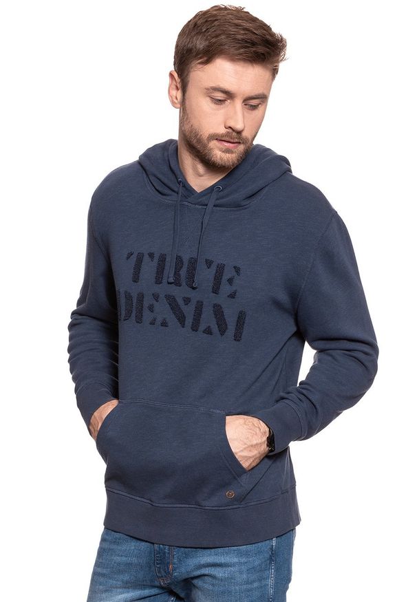 Mustang - MUSTANG BLUZA Terry Hoodie BLUE NIGHTS 1006030 4085. Typ kołnierza: kaptur. Wzór: napisy