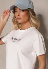 Renee - Biała Bawełniana Bluzka T-shirt Oversize z Aplikacją w Kształcie Motyli Elmaris. Kolor: biały. Materiał: bawełna. Długość rękawa: krótki rękaw. Długość: krótkie. Wzór: aplikacja. Styl: elegancki