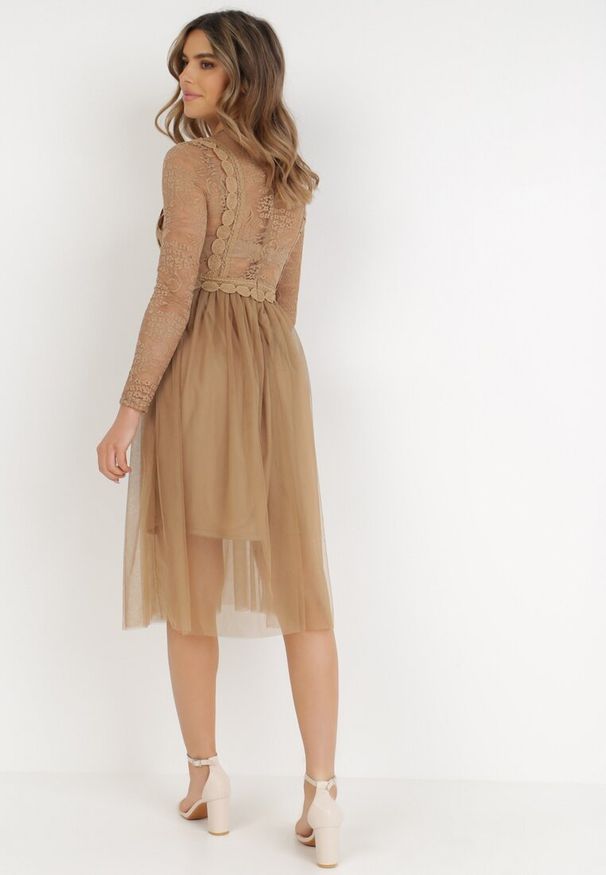 Born2be - Ciemnobeżowa Sukienka Jynerris. Typ kołnierza: kołnierzyk stójkowy. Kolor: brązowy, beżowy. Materiał: tiul, materiał, koronka. Długość rękawa: długi rękaw. Wzór: ażurowy, aplikacja. Styl: elegancki. Długość: midi