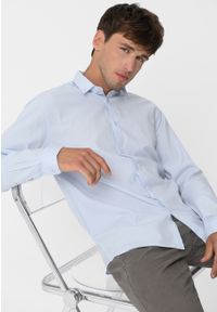 Volcano - Jasnoniebieska koszula, Regular Fit, K-FEMO. Okazja: na co dzień. Typ kołnierza: button down. Kolor: niebieski. Materiał: materiał, bawełna. Długość rękawa: długi rękaw. Długość: długie. Styl: klasyczny, casual