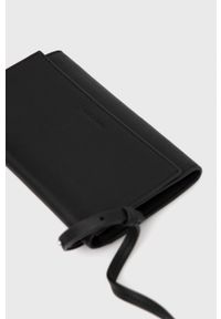 Marc O'Polo kopertówka skórzana kolor czarny. Kolor: czarny. Materiał: skórzane. Rodzaj torebki: na ramię