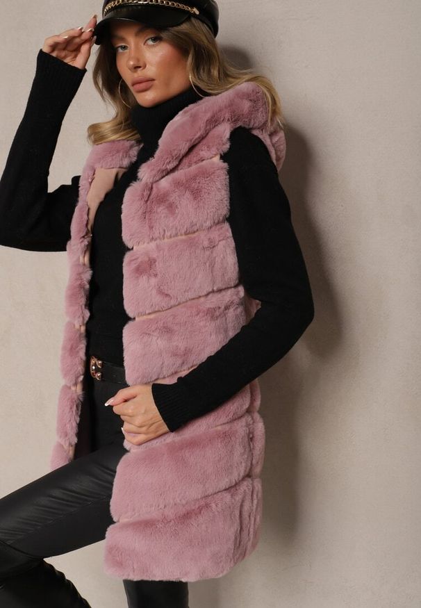 Renee - Różowa Pikowana Kamizelka z Futerkiem i Kapturem Weccaria. Okazja: na co dzień. Kolor: różowy. Materiał: futro. Styl: elegancki, casual