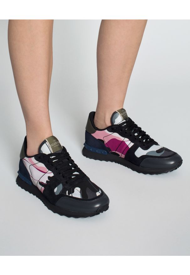 VALENTINO - Sneakersy Rockrunner. Kolor: czarny. Materiał: zamsz, guma, materiał. Wzór: aplikacja, haft