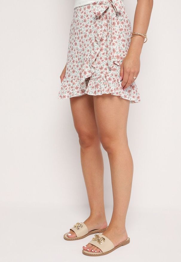 Born2be - Białe Spódnico-Spodenki Amarheina. Stan: podwyższony. Kolor: biały. Wzór: aplikacja, kwiaty