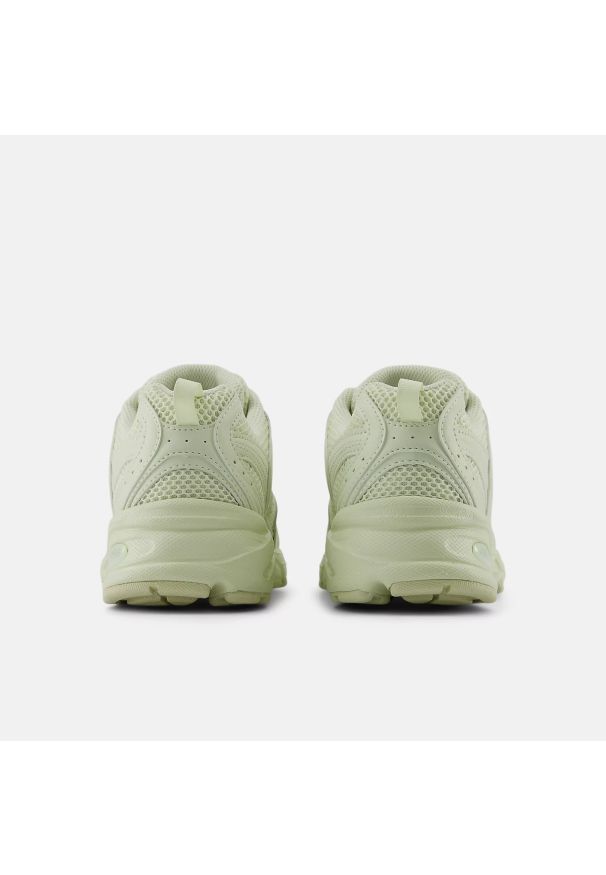 New Balance 530 U530TBB Sneakersy unisex. Okazja: na co dzień, na spacer. Kolor: zielony. Materiał: materiał, syntetyk, guma. Szerokość cholewki: normalna. Sezon: lato. Sport: turystyka piesza