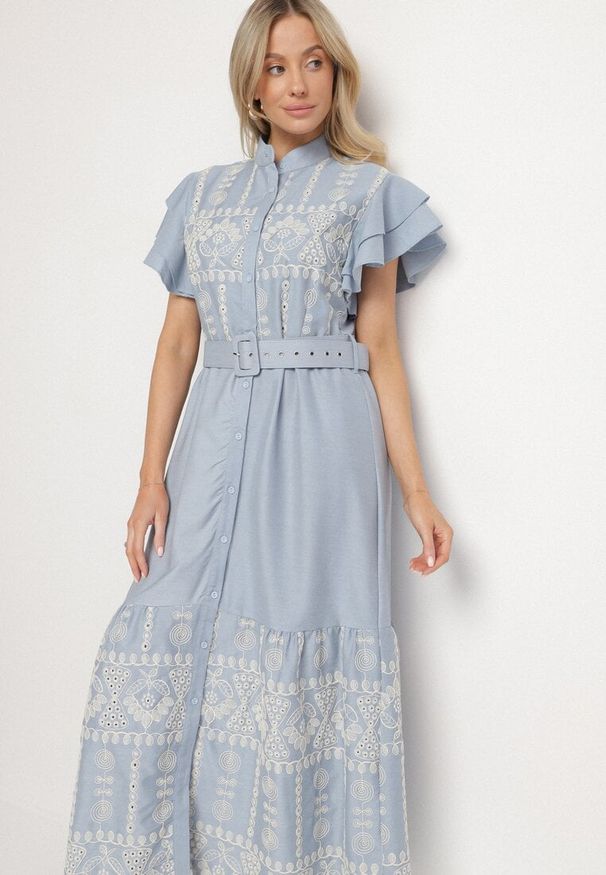 Born2be - Niebieska Sukienka Boho o Rozkloszowanym Kroju z Haftem Falbanami i Paskiem Callindra. Okazja: na co dzień. Typ kołnierza: kołnierzyk stójkowy. Kolor: niebieski. Materiał: jeans. Wzór: haft. Typ sukienki: proste, rozkloszowane. Styl: boho