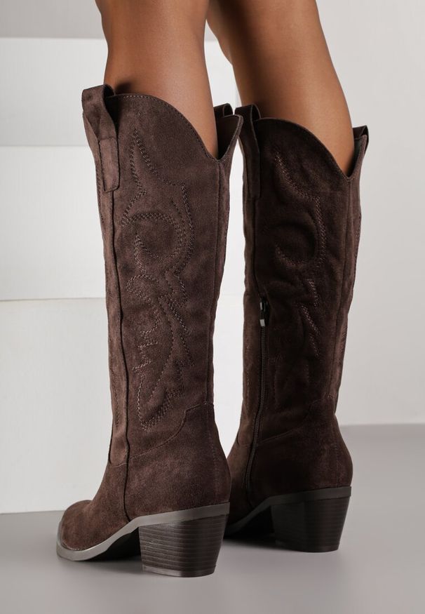 Born2be - Brązowe Klasyczne Kozaki Kowbojki z Imitacji Zamszu Rilona. Okazja: na co dzień. Kolor: brązowy. Materiał: zamsz. Styl: klasyczny