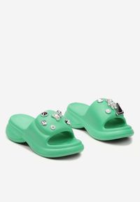 Born2be - Zielone Klapki z Pianki na Grubej Podeszwie z Metalowymi Ozdobami i Cyrkoniami Wessa. Okazja: na plażę, na spacer. Kolor: zielony. Materiał: jeans. Wzór: aplikacja. Styl: klasyczny