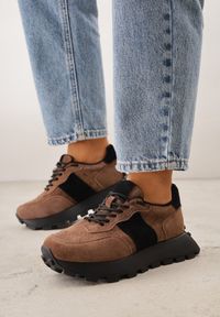 Renee - Ciemnobrązowe Zamszowe Sneakersy na Podeszwie Chunky z Perforowaną Cholewką Cezarlina. Okazja: na co dzień. Kolor: brązowy. Materiał: zamsz. Szerokość cholewki: normalna #8