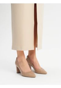 Ryłko - Beżowe czółenka na obcasie typu słupek. Nosek buta: okrągły. Kolor: beżowy. Materiał: skóra. Obcas: na obcasie. Styl: street. Wysokość obcasa: średni #1