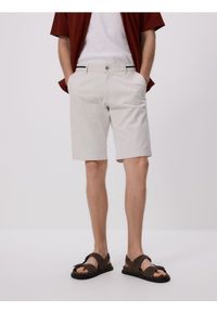 Reserved - Szorty chino regular - beżowy. Kolor: beżowy. Materiał: bawełna, tkanina #1