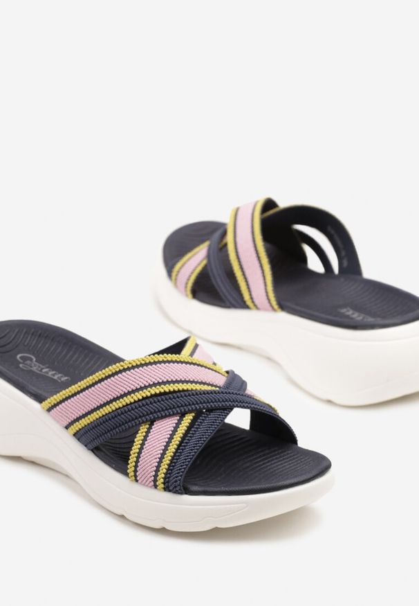 Born2be - Granatowe Klapki na Piankowym Koturnie z Tweedowymi Paskami Ulioviela. Okazja: na co dzień. Kolor: niebieski. Materiał: jeans. Wzór: paski. Obcas: na koturnie. Styl: klasyczny, elegancki, casual