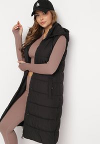 Born2be - Czarna Długa Kamizelka Bezrękawnik z Klasycznym Pikowaniem i Kapturem Shin. Typ kołnierza: golf. Kolor: czarny. Materiał: dzianina, jeans. Długość rękawa: bez rękawów. Długość: długie. Styl: klasyczny #1