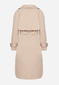 Born2be - Beżowy Płaszcz w Stylu Trencza Ozdobiony Paskiem z Klamrą Ninellira. Kolor: beżowy. Materiał: jeans. Długość rękawa: długi rękaw. Długość: długie. Wzór: aplikacja. Styl: klasyczny, elegancki #4