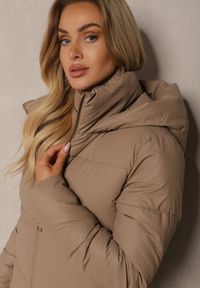Renee - Beżowa Klasyczna Kurtka z Pikowanymi Przeszyciami Kapturem i Kieszeniami Anrinna. Kolor: beżowy. Materiał: tkanina. Sezon: zima. Styl: klasyczny #4