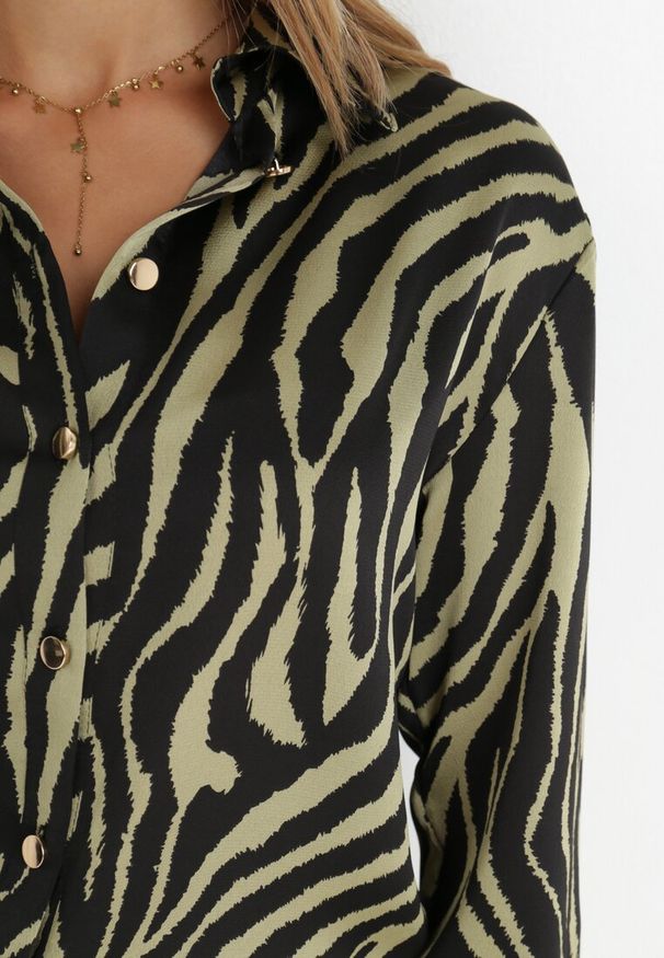 Born2be - Jasnozielona Koszula Nysoya. Okazja: na spotkanie biznesowe. Kolor: beżowy. Materiał: jeans, materiał. Długość rękawa: długi rękaw. Długość: długie. Wzór: nadruk, aplikacja. Styl: biznesowy, klasyczny