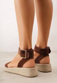 Renee - Ciemnobrązowe Sandały VICES na Platformie Ozdobione Plecionką z Juty Pellitoris. Kolor: brązowy. Wzór: aplikacja. Sezon: lato. Obcas: na platformie. Styl: elegancki #3
