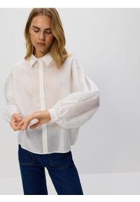 Reserved - Koszula z ozdobnym haftem - biały. Kolor: biały. Materiał: tkanina. Wzór: haft