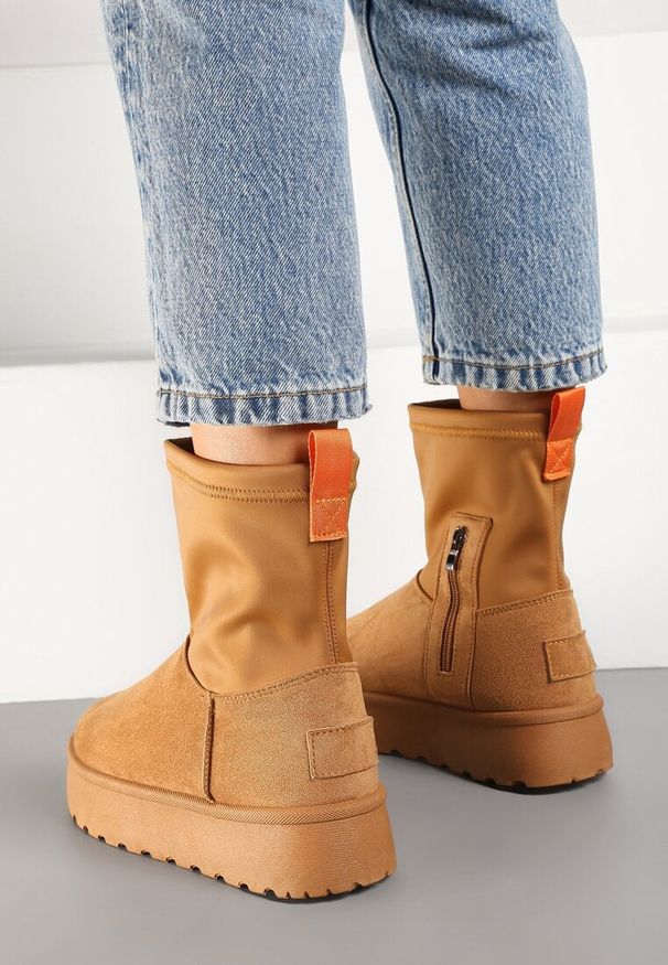 Born2be - Brązowe Śniegowce na Płaskiej Podeszwie ze Skarpetową Cholewką Sevinae. Okazja: na co dzień. Kolor: brązowy. Materiał: jeans. Szerokość cholewki: normalna. Sezon: zima, jesień. Obcas: na płaskiej podeszwie. Styl: casual