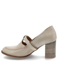 Półbuty damskie Armodo, na słupku z okrągłym noskiem zapinane sprzączką i ze skóry, beż rustik, 1662. Okazja: na co dzień, do pracy, na spotkanie biznesowe. Nosek buta: okrągły. Zapięcie: sprzączka. Kolor: beżowy. Materiał: skóra. Obcas: na słupku. Styl: casual, biznesowy, elegancki. Wysokość obcasa: średni #2
