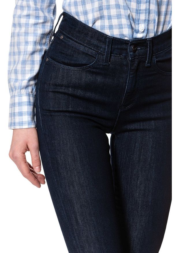 Wrangler - WRANGLER HIGH SKINNY BRUISED BLUE W27HHV32M 112128085. Okazja: na uczelnię, na co dzień, na imprezę, do pracy. Stan: podwyższony. Długość: długie. Wzór: aplikacja, kratka. Sezon: lato. Styl: casual, klasyczny, wizytowy
