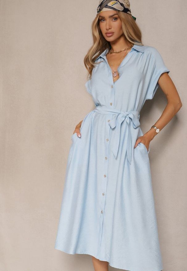 Renee - Niebieska Koszulowa Sukienka z Wiskozy Ozdobiona Paskiem Rinalitia. Kolor: niebieski. Materiał: wiskoza. Długość rękawa: krótki rękaw. Wzór: aplikacja. Sezon: lato. Typ sukienki: koszulowe. Styl: boho, klasyczny, elegancki