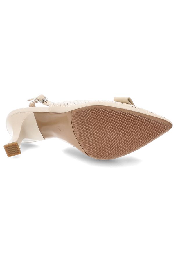 Czółenka damskie S.Barski, skóra naturalna ażurowa cholewka fason slingback regulowany pasek wysoki obcas ozdobna aplikacja, beżowe, CR61-3119. Okazja: na co dzień. Nosek buta: otwarty. Zapięcie: pasek. Kolor: beżowy. Szerokość cholewki: normalna. Wzór: ażurowy, aplikacja. Materiał: skóra. Obcas: na obcasie. Styl: casual, klasyczny, elegancki. Wysokość obcasa: wysoki