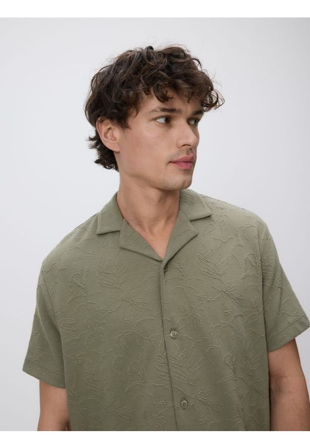 Reserved - Koszula regular fit z haftem - jasny zielony. Kolor: zielony. Materiał: bawełna, dzianina. Wzór: haft