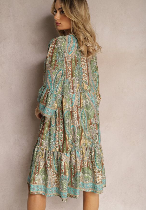 Renee - Zielona Sukienka Rozkloszowana z Falbankami we Wzór Paisley Acerolla. Okazja: na co dzień, na spacer. Typ kołnierza: kołnierz z falbankami. Kolor: zielony. Wzór: paisley. Sezon: wiosna, lato. Typ sukienki: proste. Styl: wizytowy, casual