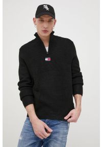 Tommy Jeans Sweter męski kolor czarny ciepły. Okazja: na co dzień. Kolor: czarny. Materiał: dzianina. Długość rękawa: długi rękaw. Długość: krótkie. Wzór: aplikacja. Styl: casual