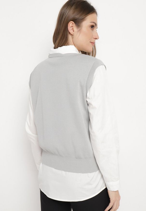 Born2be - Szara Kamizelka z Prążkowanej Dzianiny z Klasyczną Koszulą Verisande. Okazja: na co dzień. Kolor: szary. Materiał: prążkowany, dzianina. Styl: klasyczny