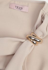 Born2be - Beżowa Sukienka VICES Ozdobiona Aplikacją na Ramieniu Palleleora. Okazja: na wesele, na ślub cywilny. Kolor: beżowy. Wzór: aplikacja. Typ sukienki: proste. Styl: elegancki #6