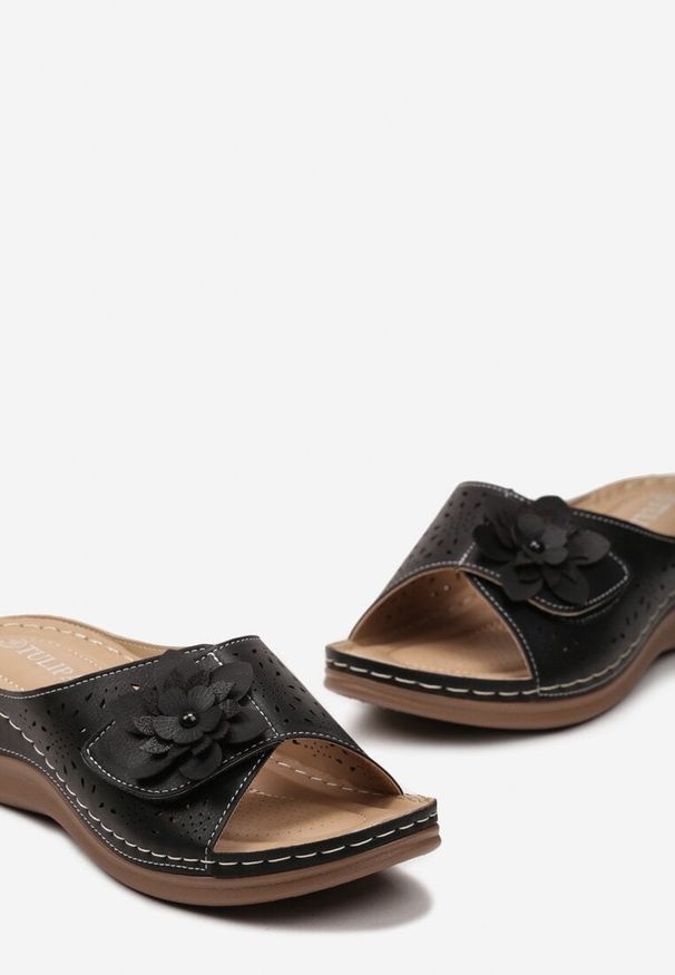 Born2be - Czarne Klapki na Grubej Podeszwie z Naszywką w Kształcie Kwiatka Aurydice. Okazja: na co dzień. Kolor: czarny. Materiał: len, jeans. Wzór: aplikacja, kwiaty. Sezon: lato. Styl: casual, elegancki