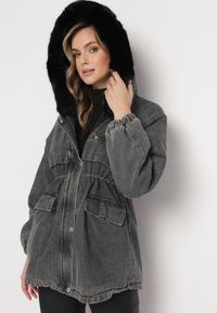 Born2be - Czarna Bawełniana Kurtka Parka ze Sznurkiem w Talii Jeansowa z Kapturem i Sztucznym Futerkiem Ishilde. Typ kołnierza: kaptur. Kolor: czarny. Materiał: futro, jeans, bawełna