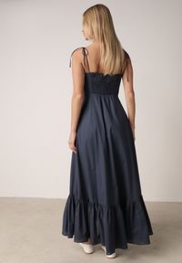 Born2be - Granatowa Bawełniana Sukienka o Rozkloszowanym Kroju na Wiązanych Ramiączkach Milalisa. Okazja: na co dzień. Typ kołnierza: dekolt gorset. Kolor: niebieski. Materiał: bawełna. Długość rękawa: na ramiączkach. Typ sukienki: gorsetowe. Styl: casual, klasyczny #3