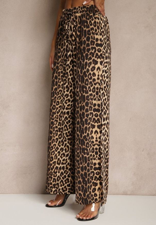 Renee - Panterkowy Panterkowy Komplet z Wiskozą Spodnie Ozdobione Rozcięciami i Top Zeralita. Materiał: wiskoza. Wzór: aplikacja