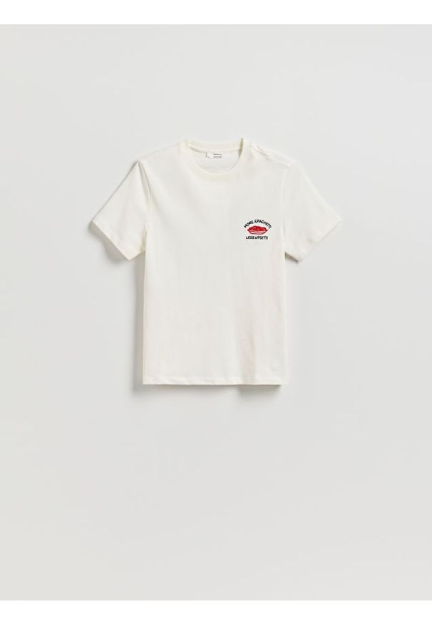 Reserved - T-shirt z nadrukiem i haftem - złamana biel. Materiał: bawełna, dzianina. Wzór: nadruk, haft